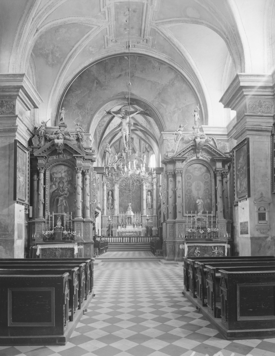 kościół farny pw. Świętej Trójcy - wnętrze: widok na ołtarz główny, skan 1