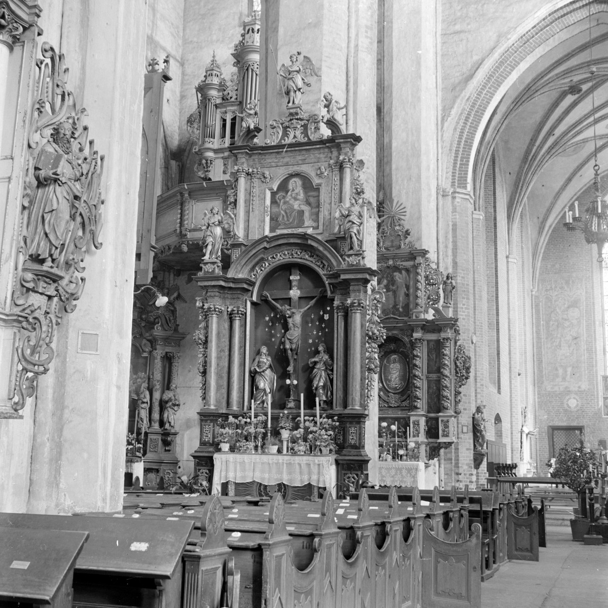 bazylika katedralna św. Jana Chrzciciela i św. Jana - nawa płn. ołtarz, skan 1