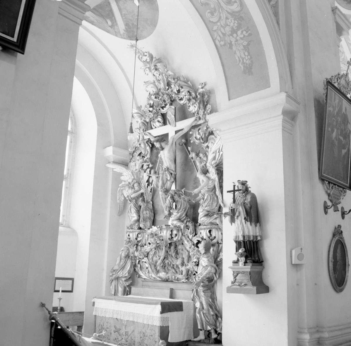 kościół parafialny pw. św.św. Mikołaja i Franciszka Ksawerego - wnętrze, ołtarz boczny, lewy, skan 1