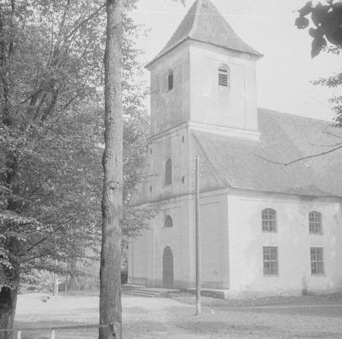 kościół ewangelicki, ob. rzymskokatolicki parafialny pw. Matki Boskiej Częstochowskiej - elewacja południowo-zachodnia, skan 1