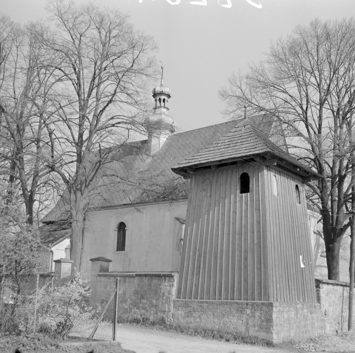 Kościół św. Mikołaja i drewniana dzwonnica, skan 1