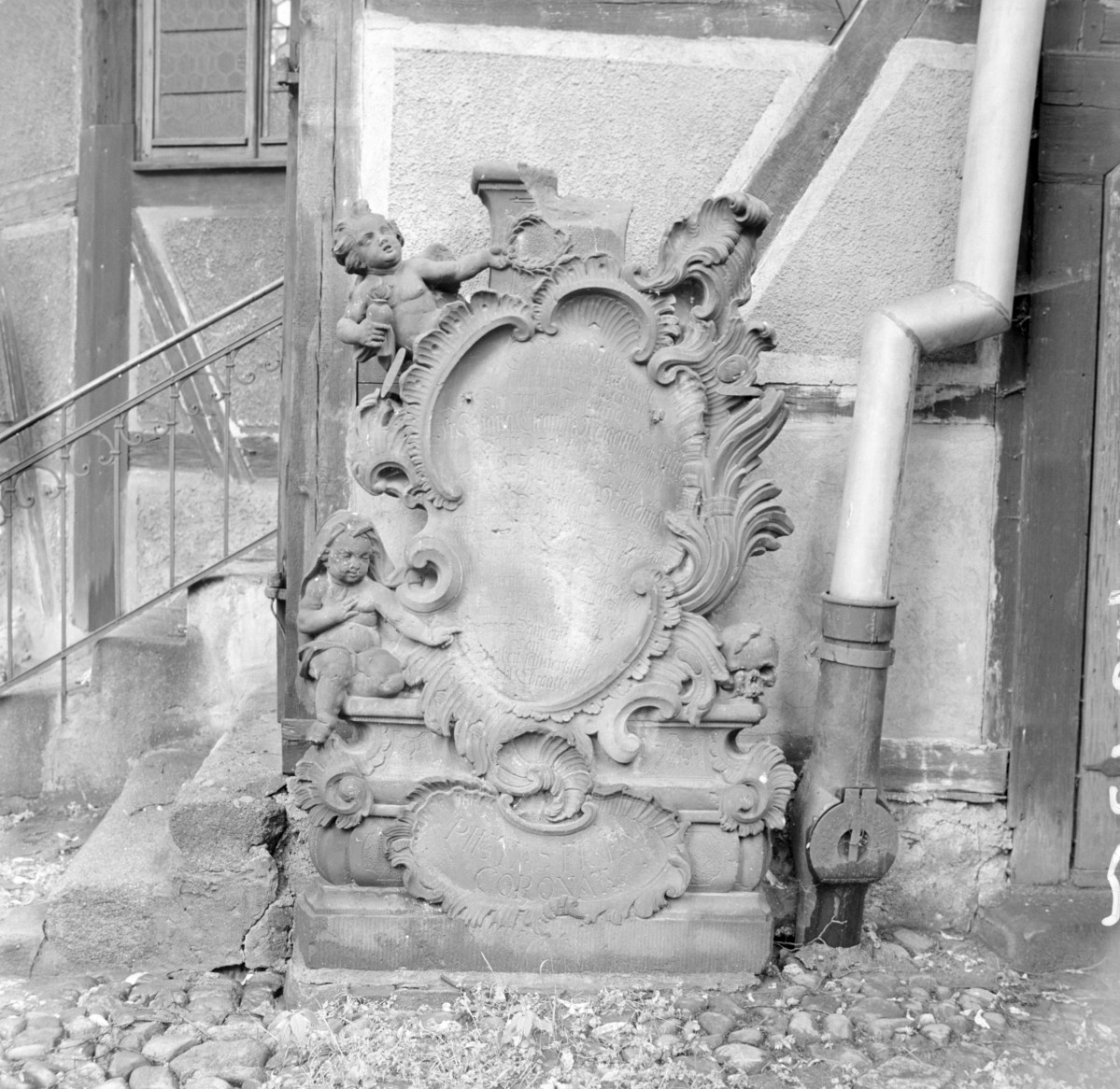 kościół Pokoju im. Trójcy Świętej - elewacja, epitafium, skan 1