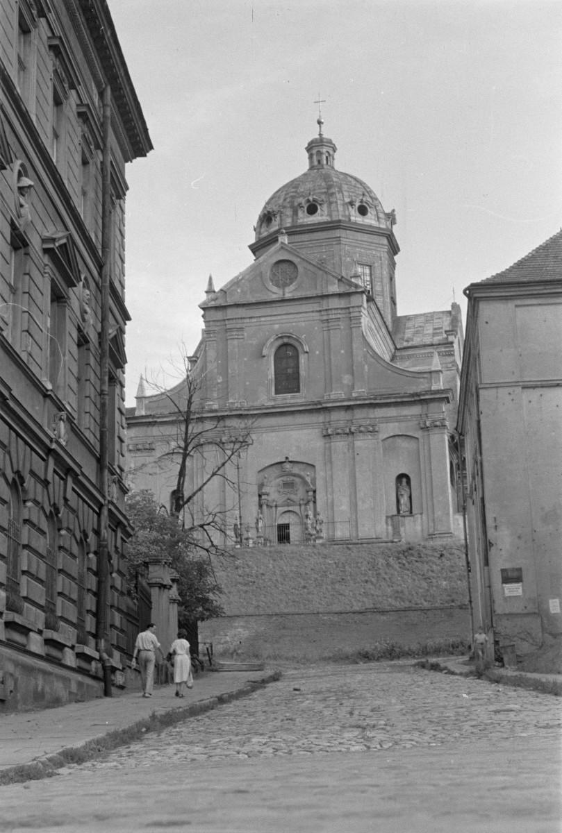 kościół w zespole klasztornym oo. Karmelitów bosych pw. św. Teresy - elewacja frontowa, skan 1