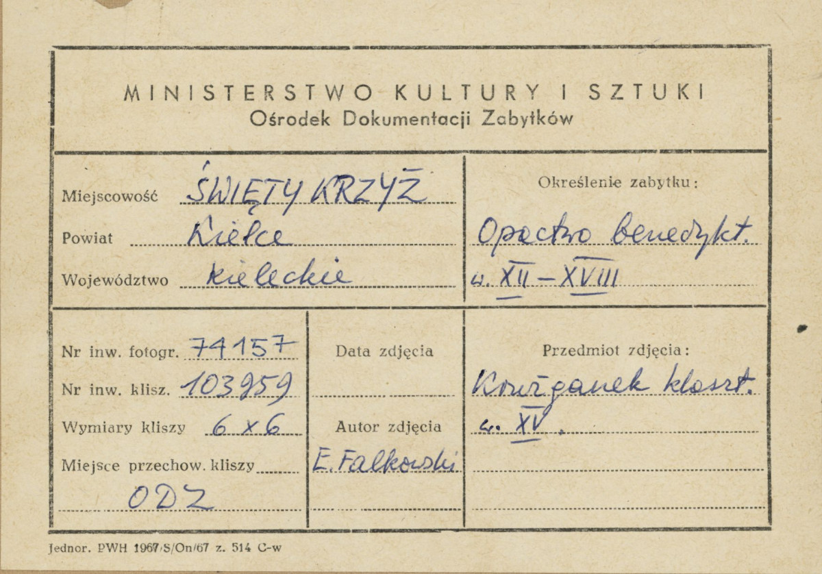 Zespół klasztorny na Świętym Krzyżu - wnętrze klasztoru, widok na krużganki - metryczka, skan 1
