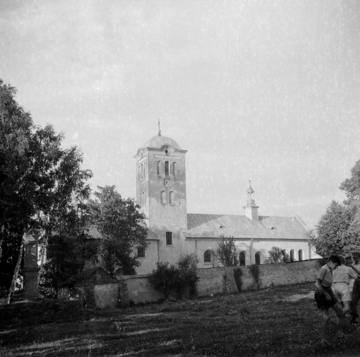 Widok na budynek kościoła parafialnego. Kościół późnoromański, orientowany, murowany, jednonawowy z nawą i prezbiterium z XIII wieku, wieża i zakrystia z około 1500 roku. Częściowo zachowane mury kościoła wzniesione z cegły o układzie wendyjskim., skan 1
