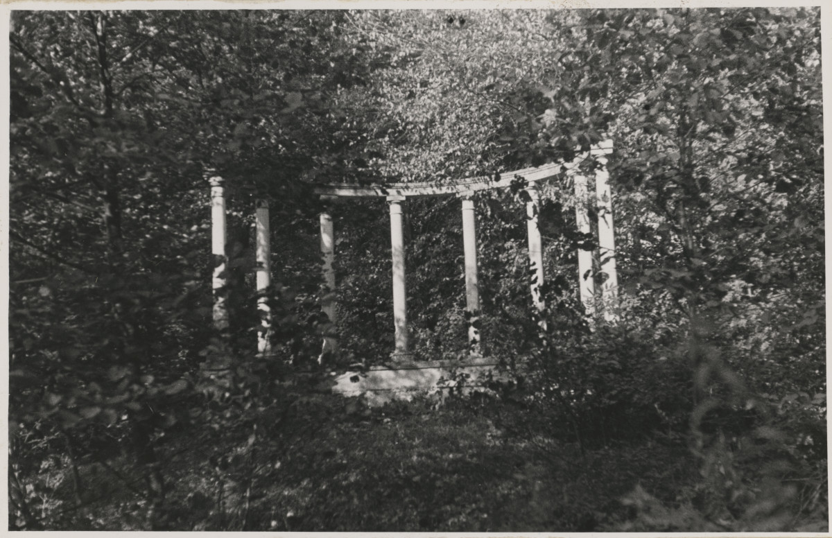 Zespół pałacowo - parkowy,  fragment parku - glorietta, skan 1