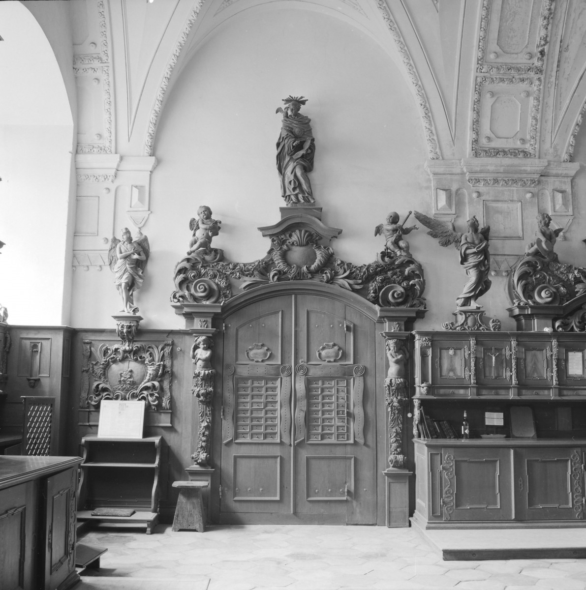 Opactwo Cystersów - kościół klasztorny Wniebowzięcia N.M.P i św. Jana Chrzciciela - wnętrze: bogato zdobiony portal do zakrystii, luneta z dekorem, skan 1