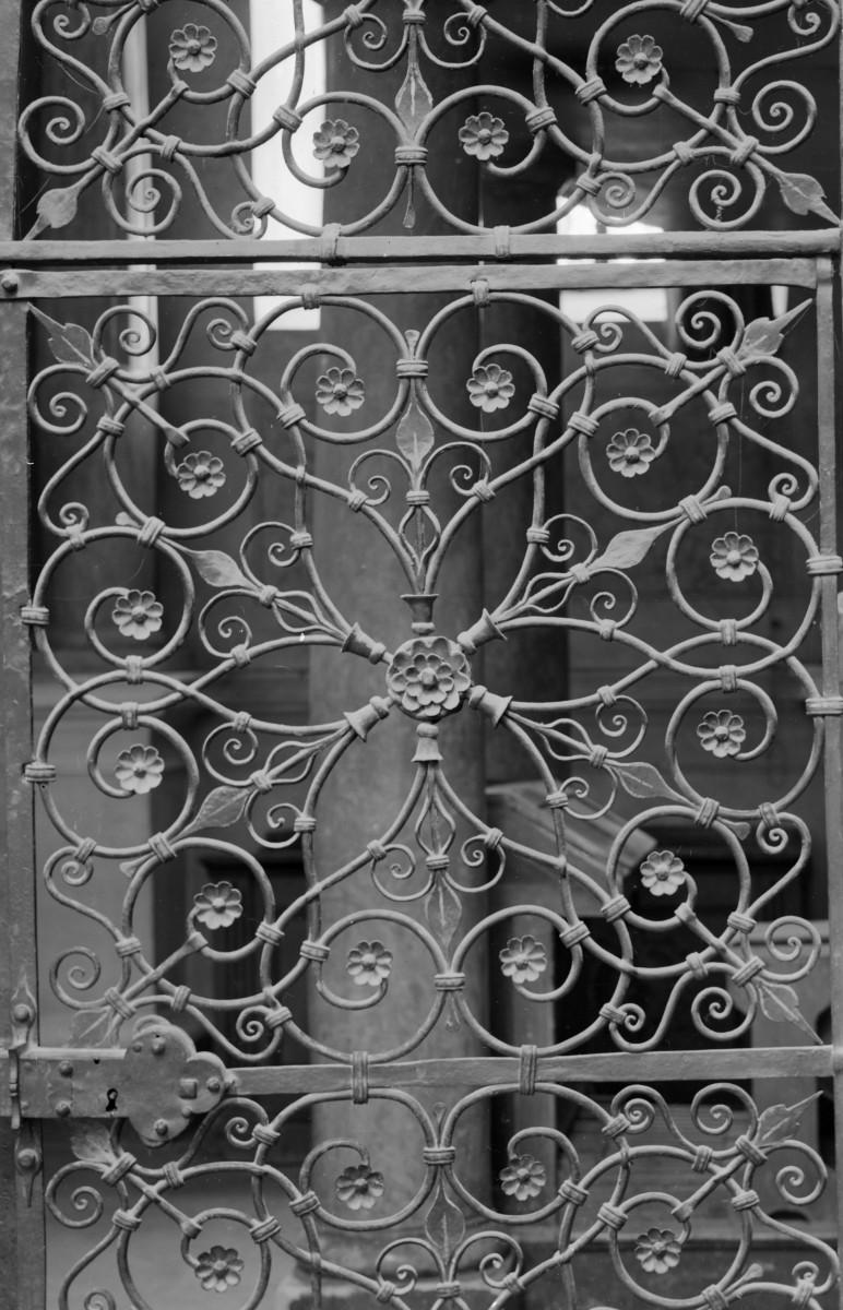 Katedra pw. Wniebowzięcia Najświętszej Marii Panny - wnętrze - kaplica Łubieńskich, ściana południowa, portal II od strony południowej (od ambitu), fragment kraty, skan 1