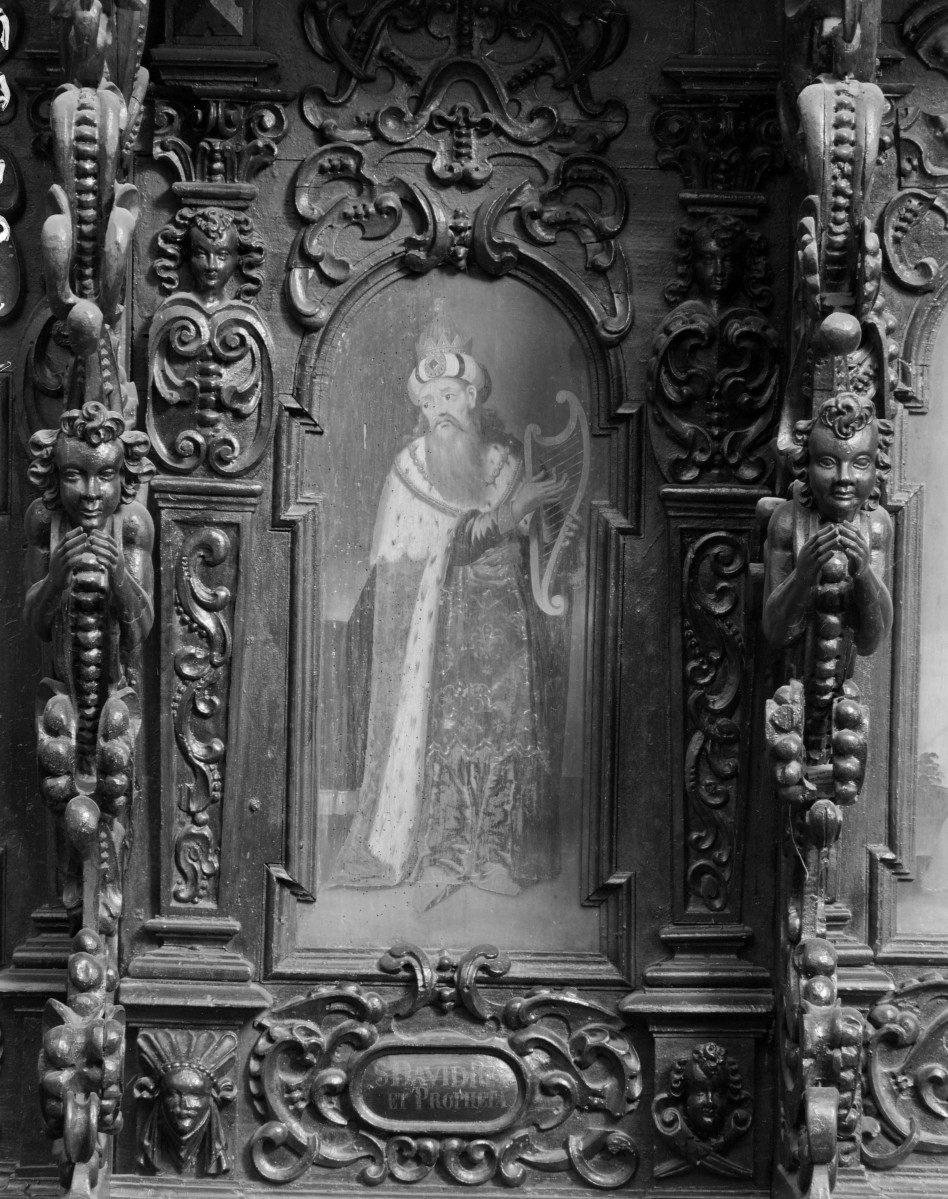 Kościół pw. NMP i św. Mikołaja - wnętrze: stalle. Zaplecki z wizerunkami świętych min. św. Dawid., skan 1