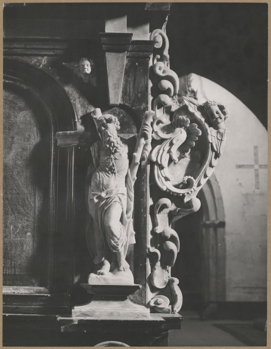 Zespół opactwa cystersów - wnętrze kościoła, ołtarz boczny płn. - fragment z rzeźbą św. Andrzeja, skan 1