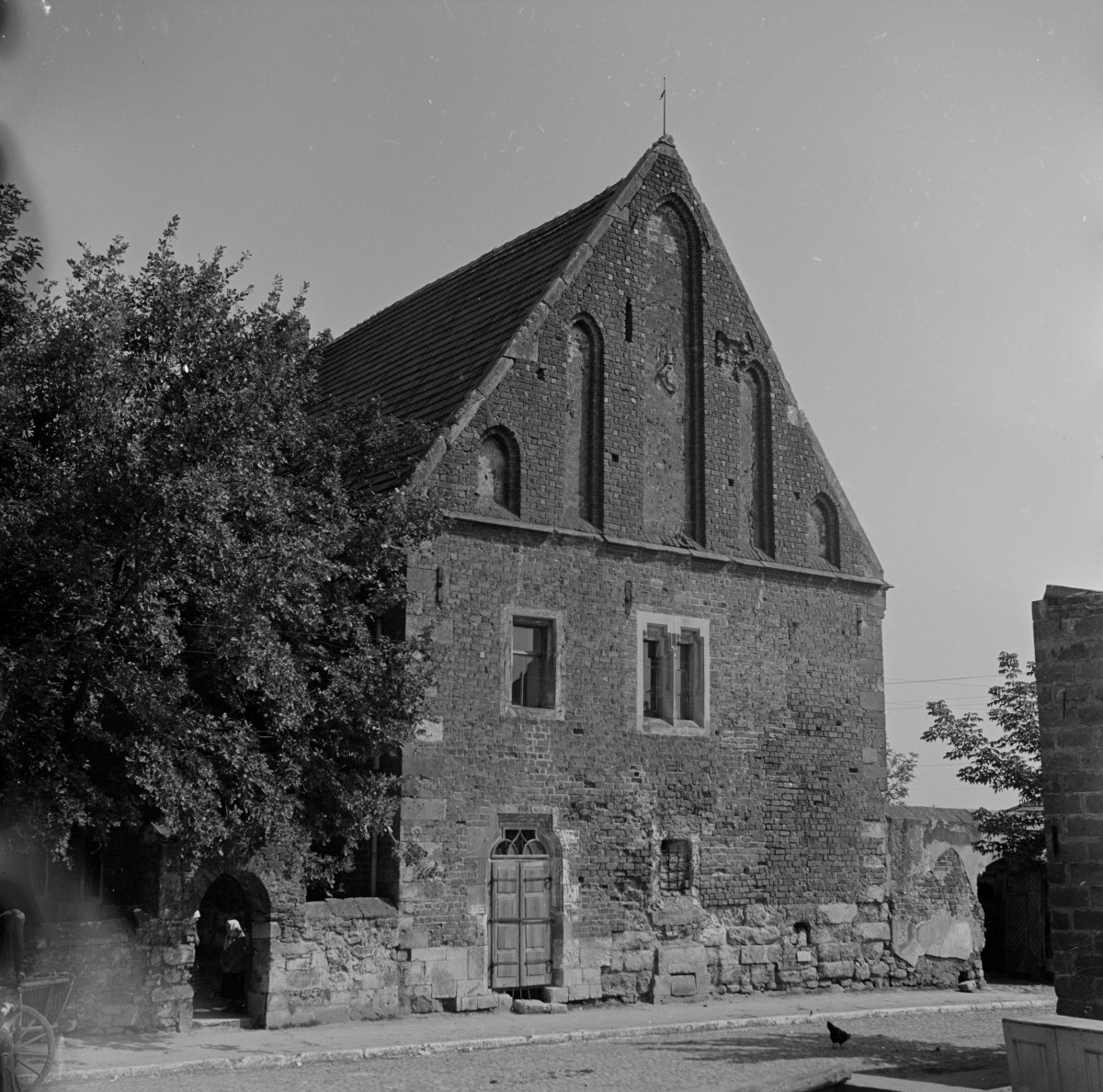 wikarówka, tzw. dom Długosza, ob. plebania - elewacja frontowa, skan 1