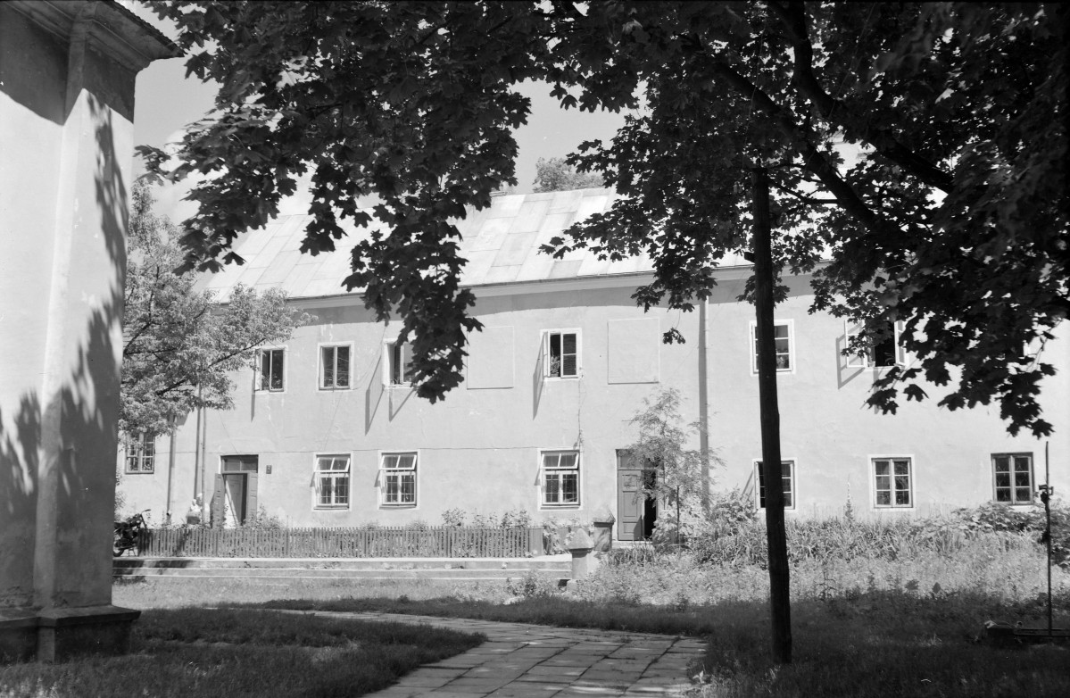 Kościół św. Stanisława Biskupa i Męczennika i św. Małgorzaty - elewacja plebani., skan 1