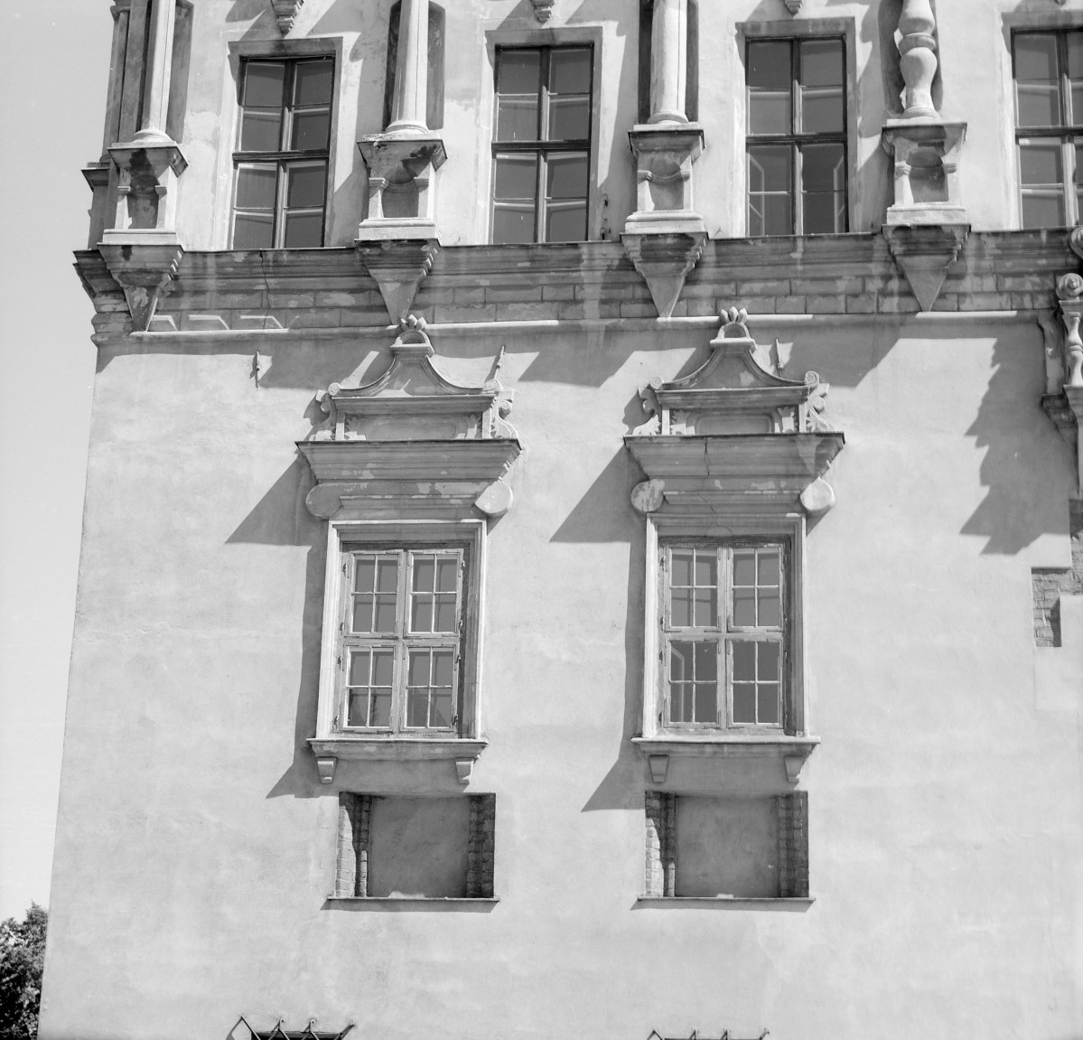 Ratusz - fragment szczytu elewacji frontowej, okna z naczółkami., skan 1