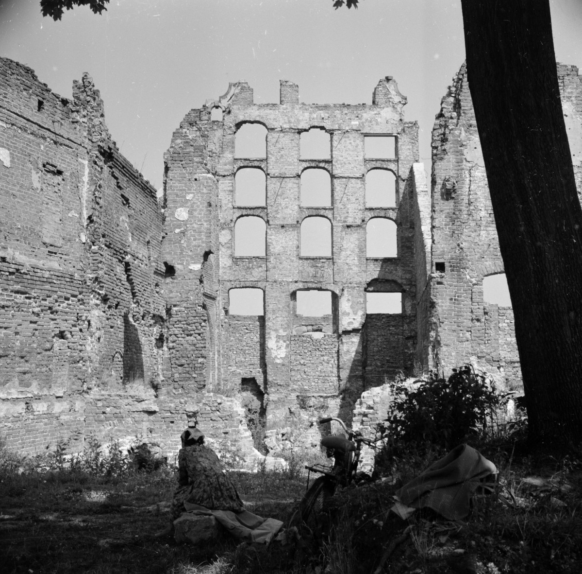 kamienica przyległa od zachodu do zespołu Św. Ducha - widok od południa, skan 1