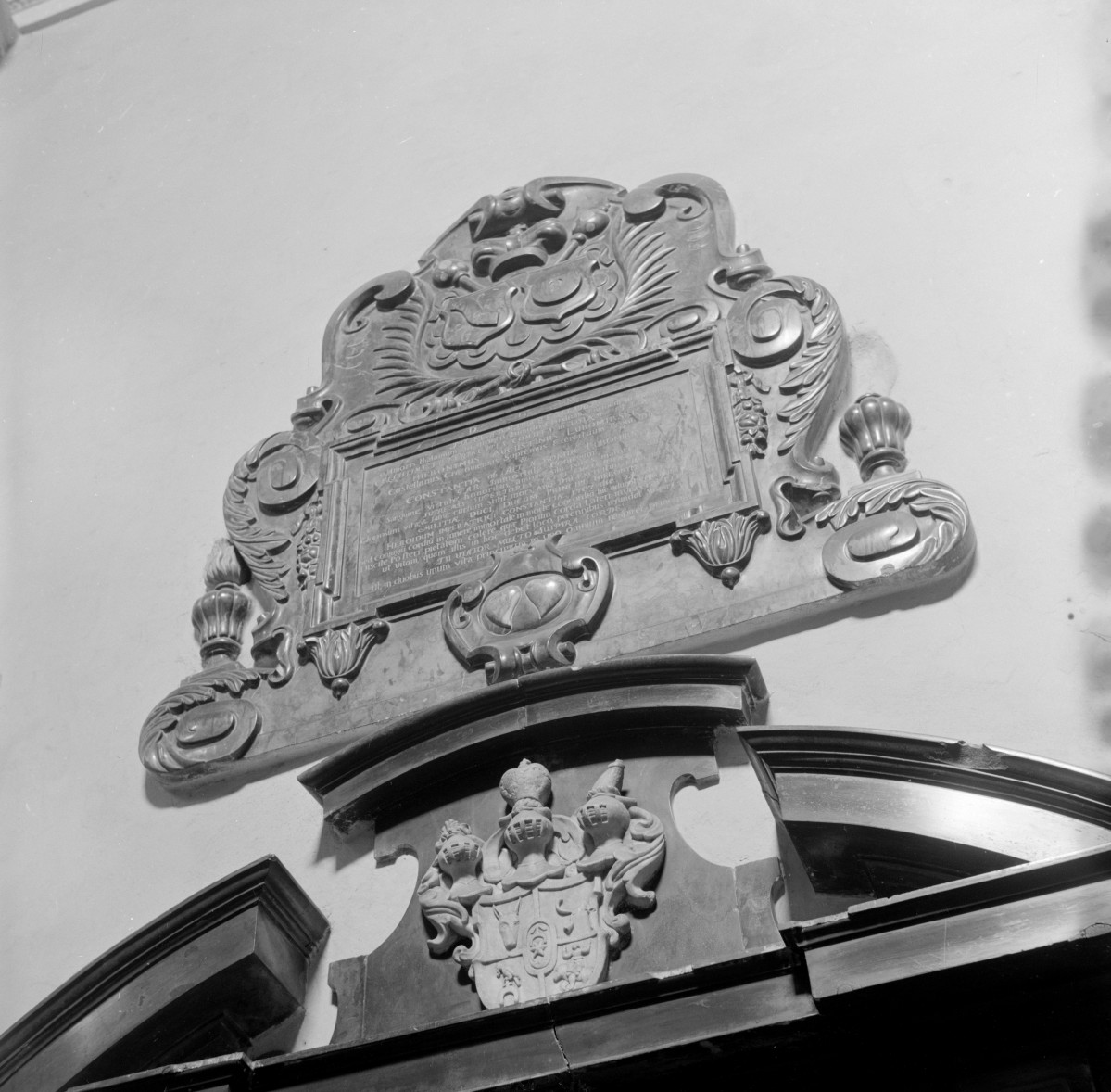 kościół popijarski - wnętrze, portal do zakrystii i epitafium, skan 1