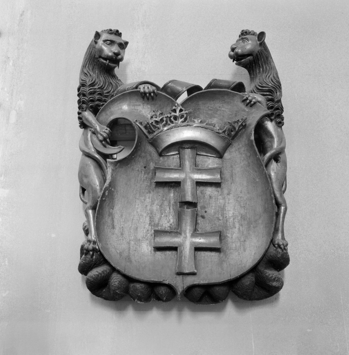 archikatedra pw. Świętej Trójcy - wnętrze: kartusz z herbem gdańska, dawny zwornik, skan 1