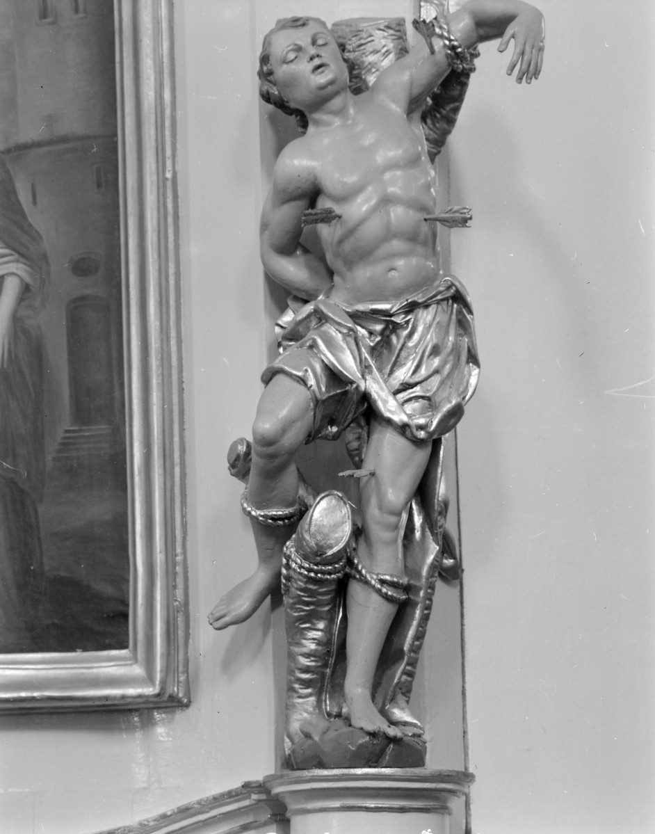 Kościół pw. NMP i św. Mikołaja - ołtarz boczny przy tęczy z lewej strony. detale: rzeźba św. Sebastian, skan 1