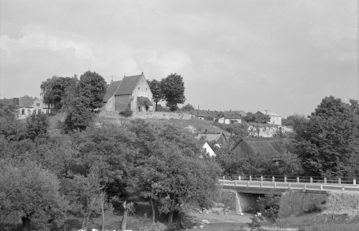 kościół filialny pw. Wszystkich Świętych - widok ogólny, skan 1