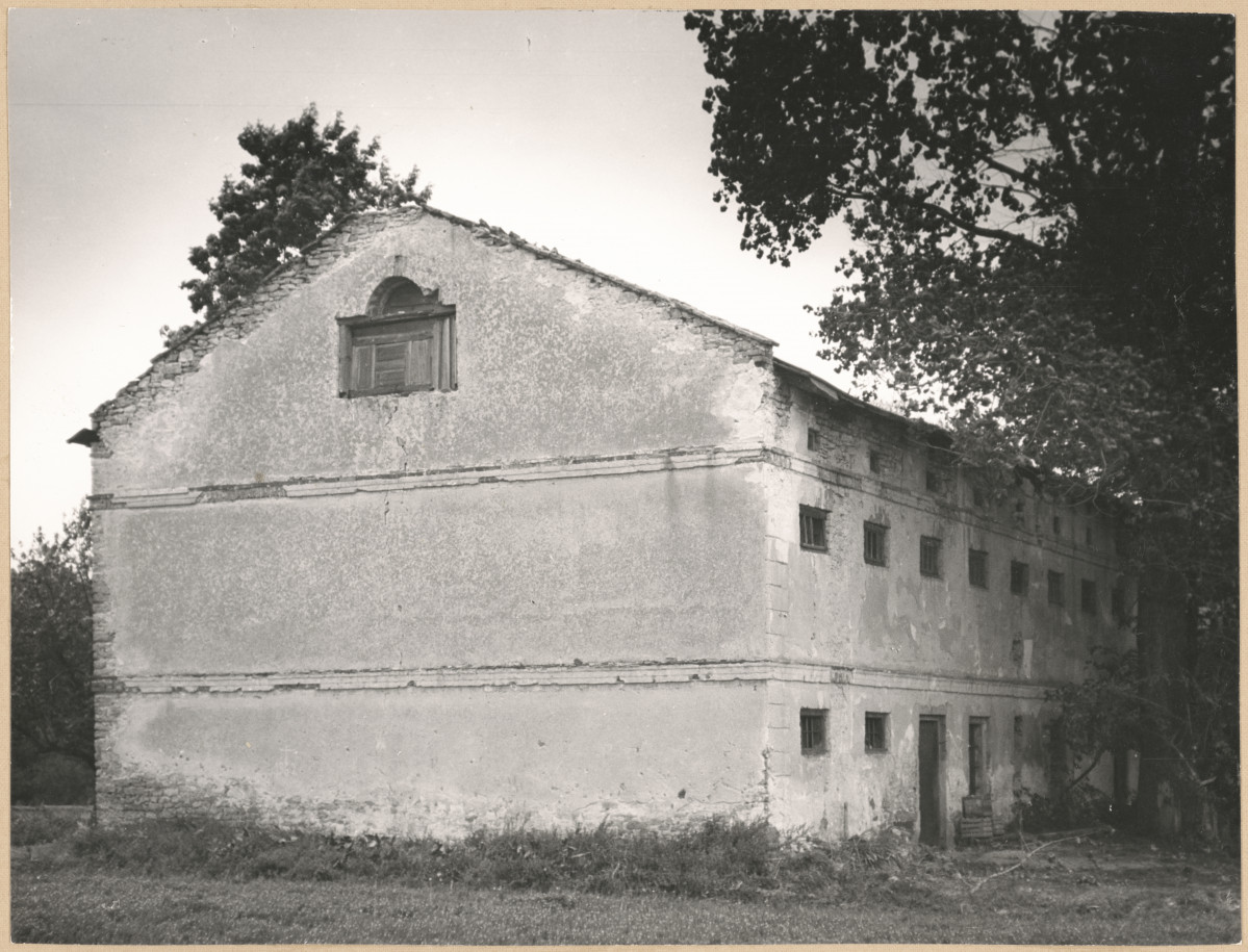 Zespół dworski - spichlerz, widok ogólny , skan 1