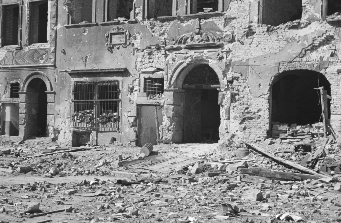 Kamienica Baryczków - zniszczona elewacja frontowa., skan 1