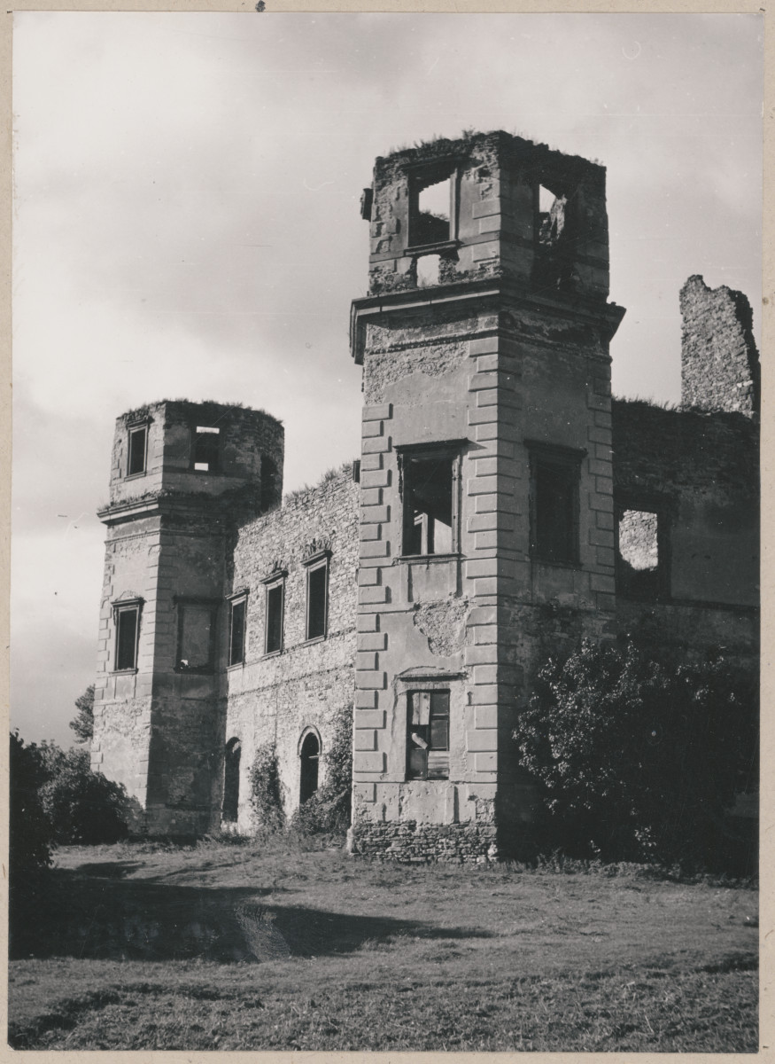 Ruiny pałacu - widok na elewację płd. od strony płd. - wsch. , skan 1