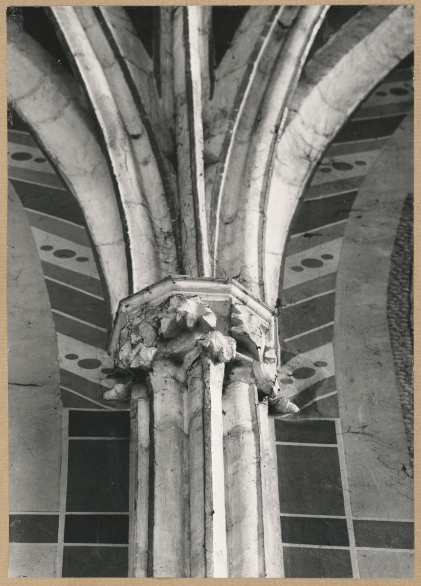  Katedra - wnętrze, widok na głowicę służki , skan 1