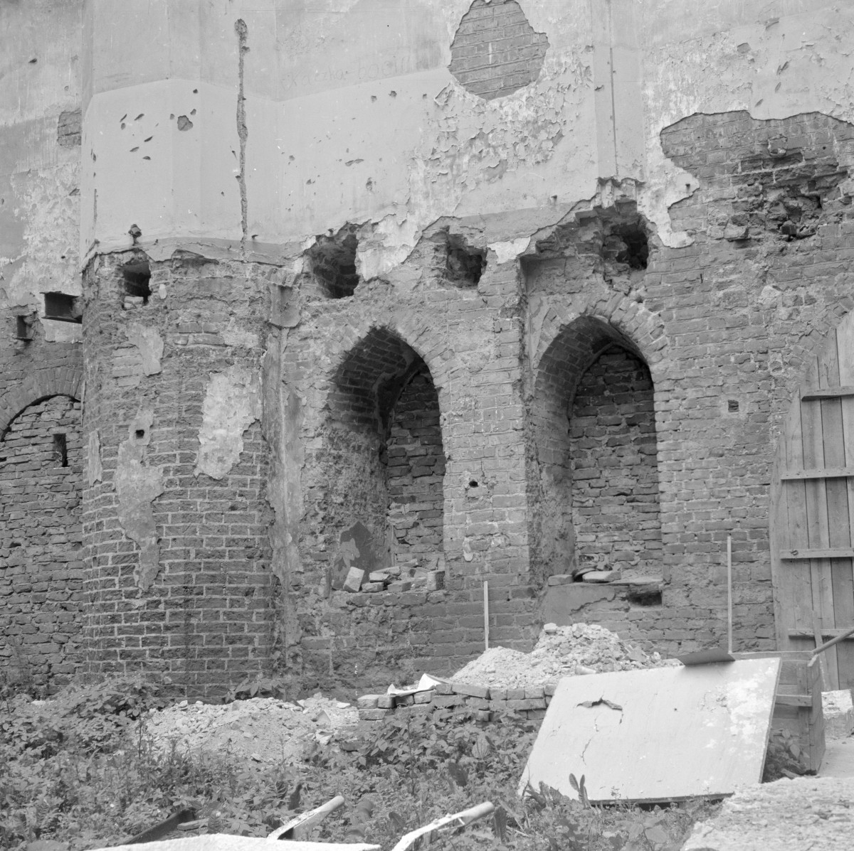 zespół klasztorny dominikanów, kościół pw. Najświętszej Marii Panny, obecnie galeria sztuki EL - wnętrze nawy - okna w ścianie zachodniej, skan 1