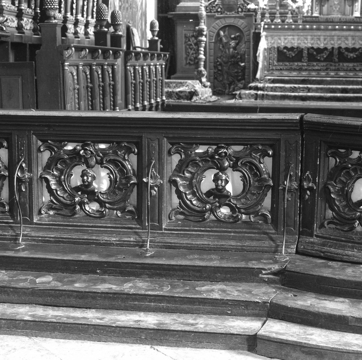 kościół pw. Wniebowzięcia Najświętszej Maryi Panny - wnętrze - prezbiterium - bramka balustrady - fragment, skan 1