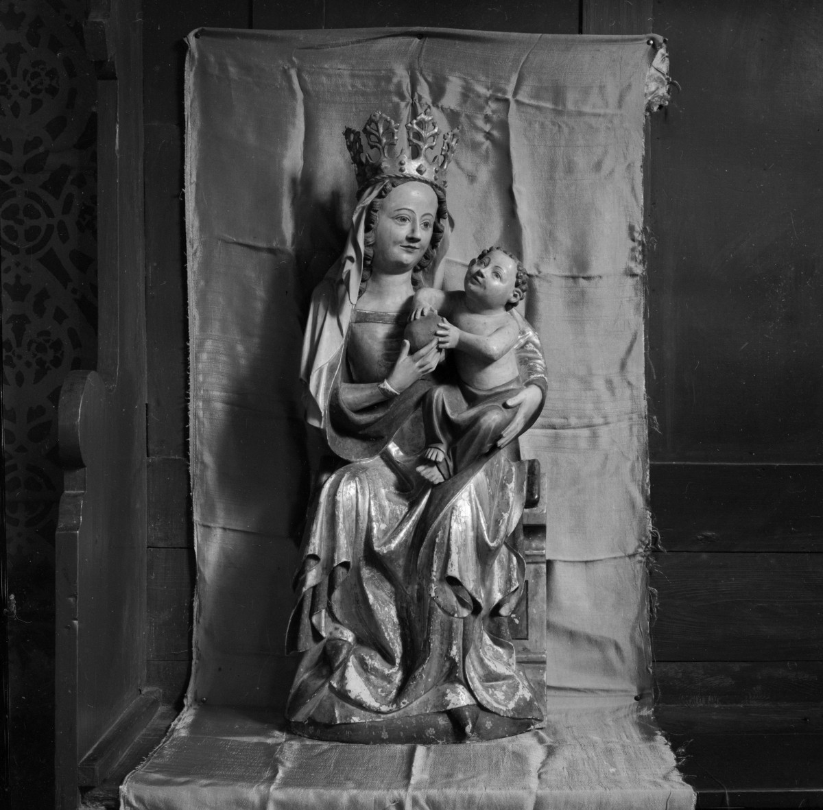 kościół filialny pw. św. Jakuba - wnętrze: Madonna z Dzieciątkiem - rzeźba, skan 1