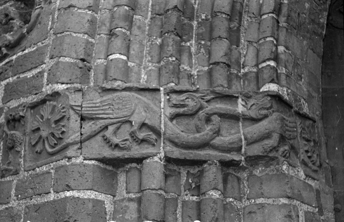 kościół pw. Zmartwychwstania Pańskiego - fragment portalu, relief, skan 1