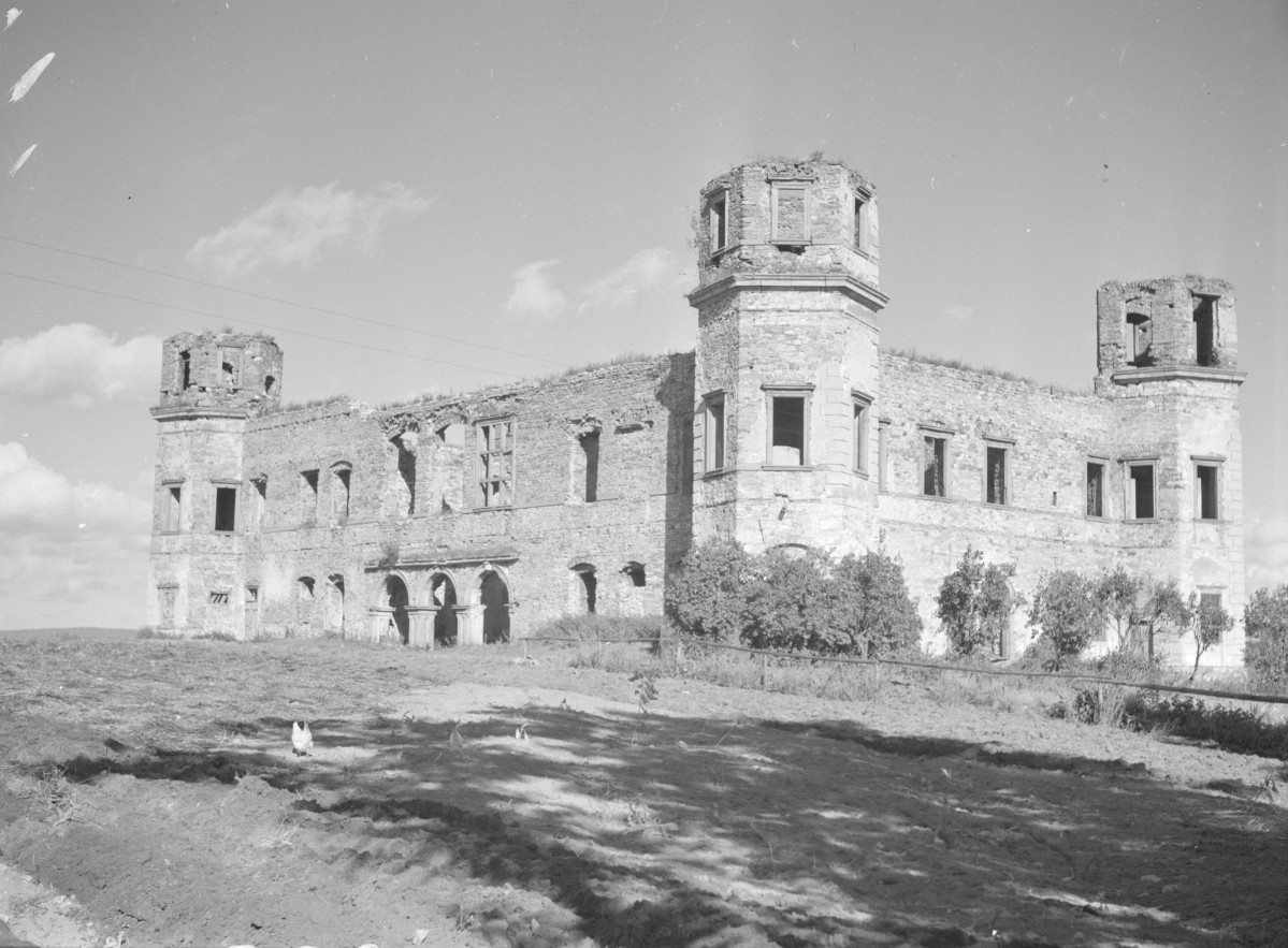 elewacja frontowa i boczna ruiny pałacu Tarłów w Podzamczu Piekoszowskim z widoczną trójarkadową loggią, skan 1