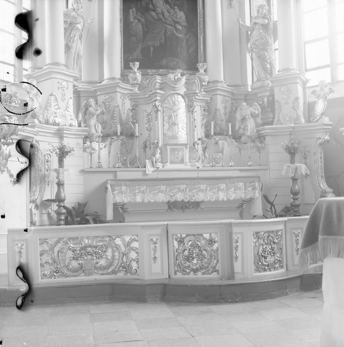 kościół św. Józefa - wnętrze: ołtarz główny z obrazem (kopia) "Zdjęcie z krzyza" oraz tabernakulum, skan 1