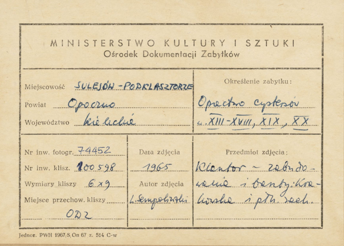 Zespół opactwa cystersów - widok od strony płd. na budynki gospodarcze oraz wieże - Krakowską i Attykową - metryczka, skan 1