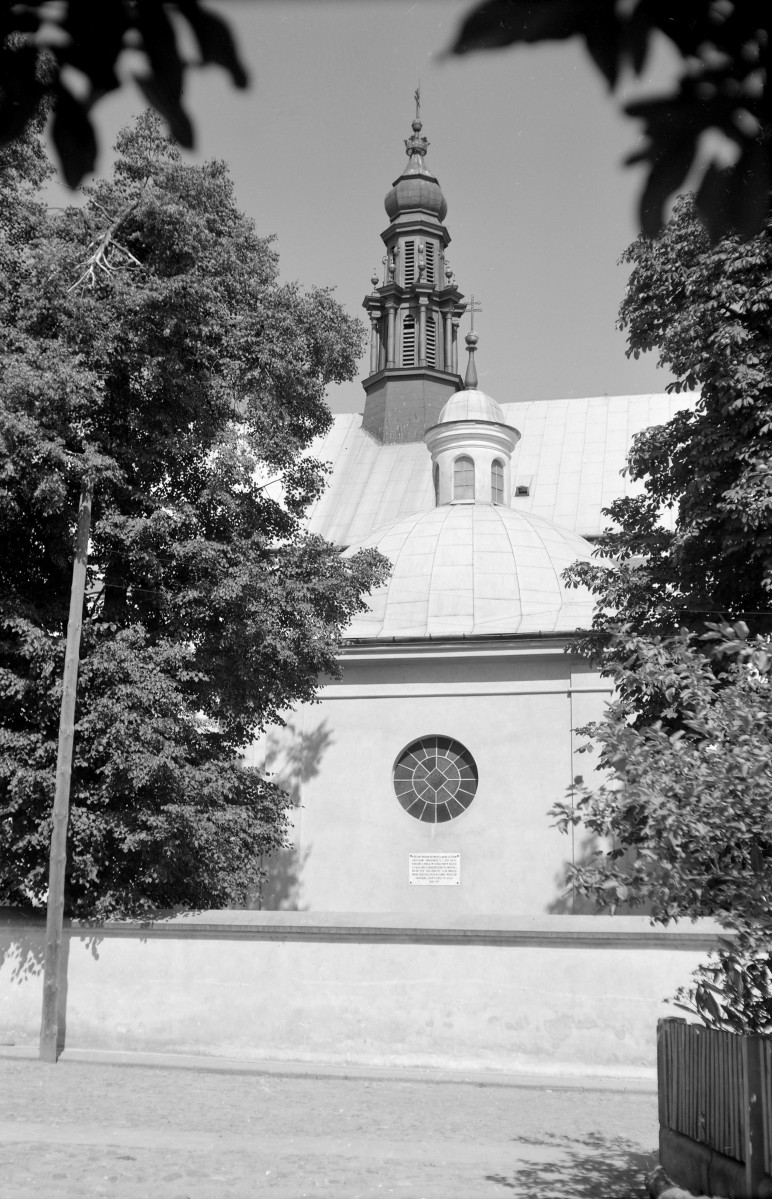 Kościół św. Jakuba Apostoła - elewacja kaplicy i widoczna wieża kościelna., skan 1