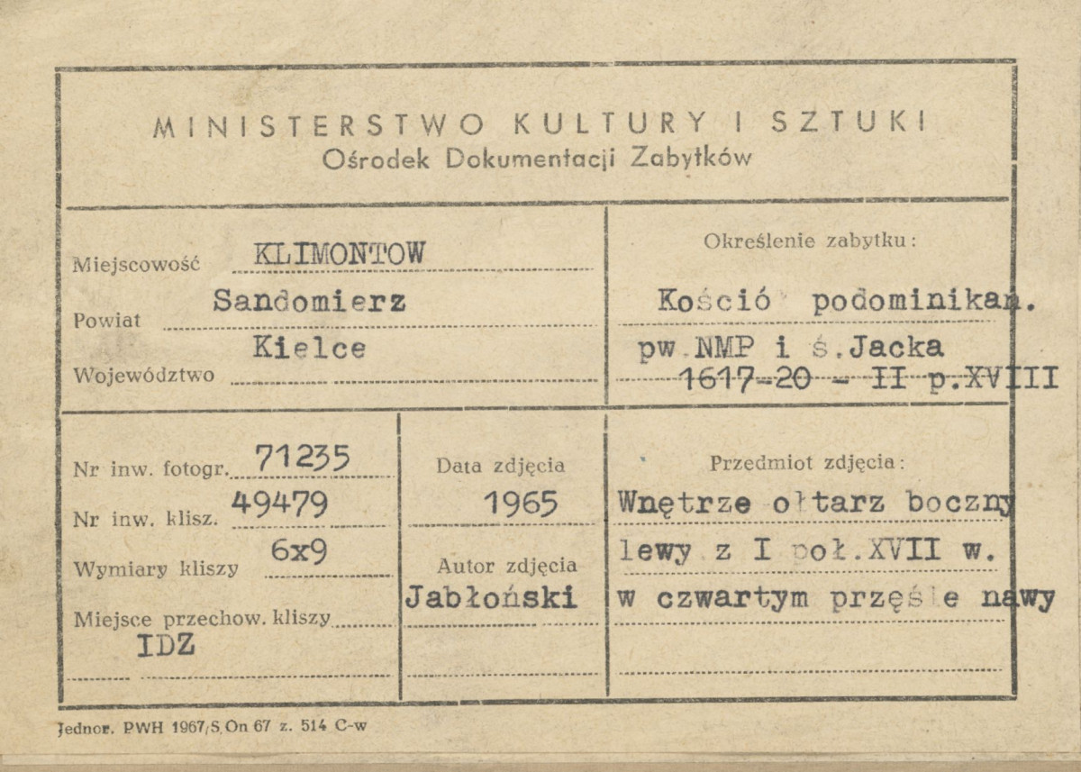 Zespół klasztorny - kościół, wnętrze, widok na ołtarz  boczny,  po lewej strony nawy - metryczka, skan 1