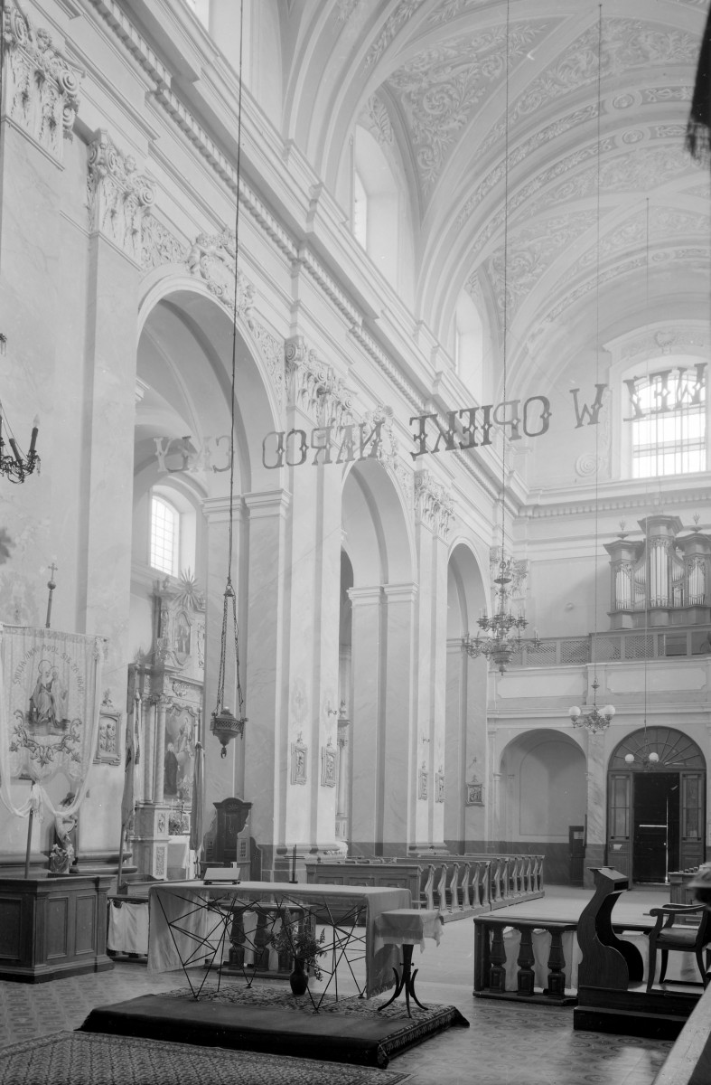 kościół Imienia Najświętszej Maryi Panny - wnętrze: chór i prospekt organowy oraz nawa boczna, skan 1