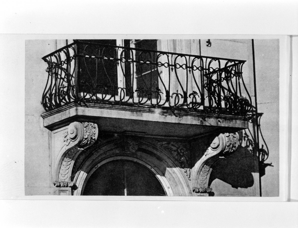 Łazienki Królewskie. Pałac na wodzie - jeden z balkonów fasady pd. (przed 1939)
Reprodukcja z W. Tatarkiewicz "Pięć studiów o Łazienkach St. Augusta" 1925. , skan 1