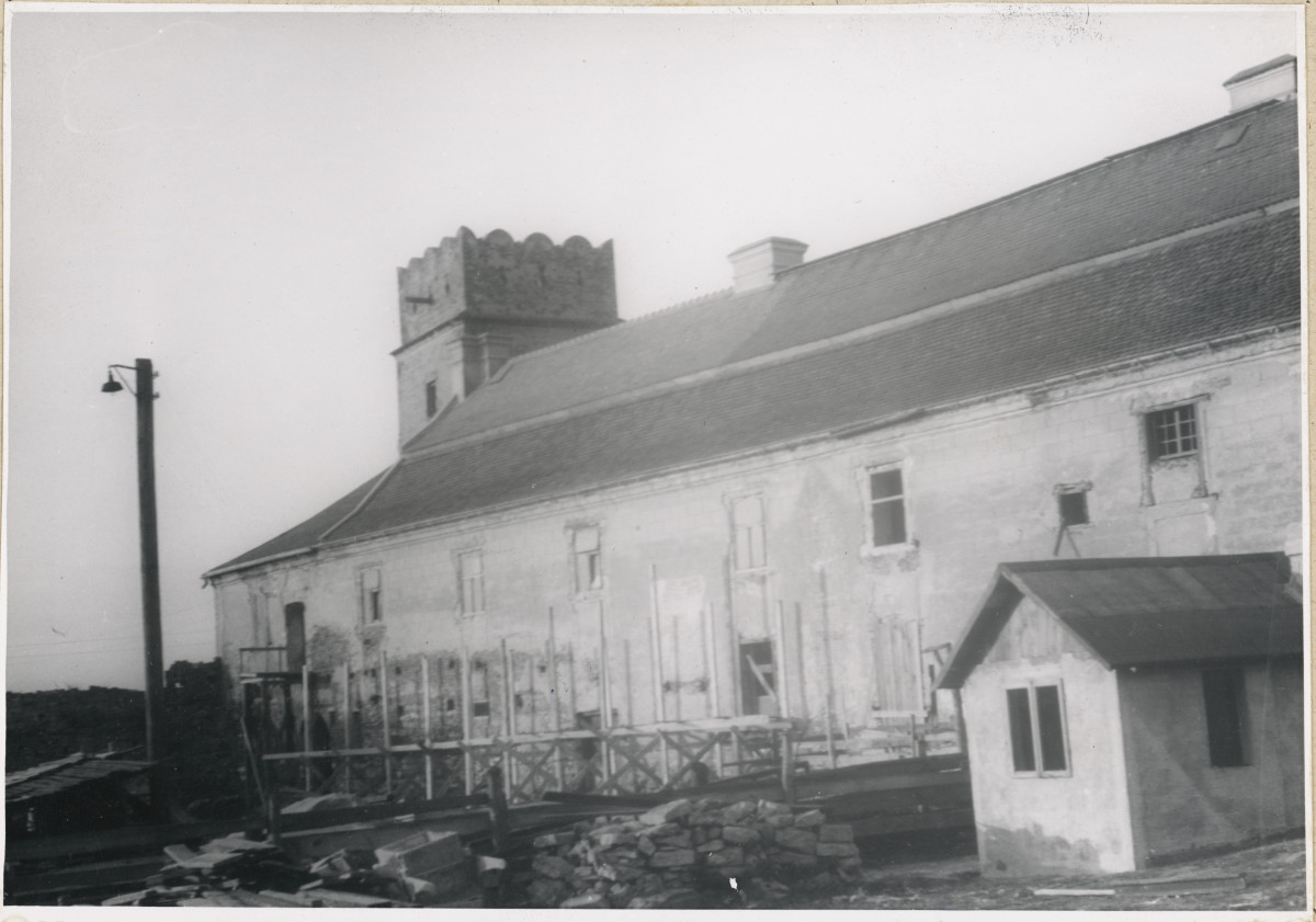 Zespół opactwa cystersów - widok  od  strony płd. na budynek gospodarczy w trakcie remontu, skan 1