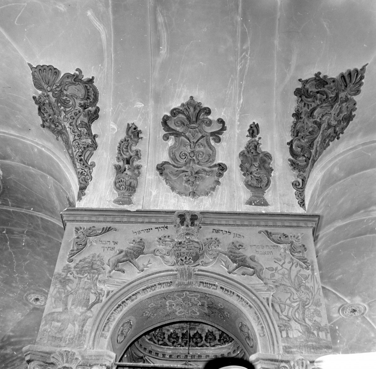 synagoga - wnętrze, filar nad bimą z arkadą, skan 1