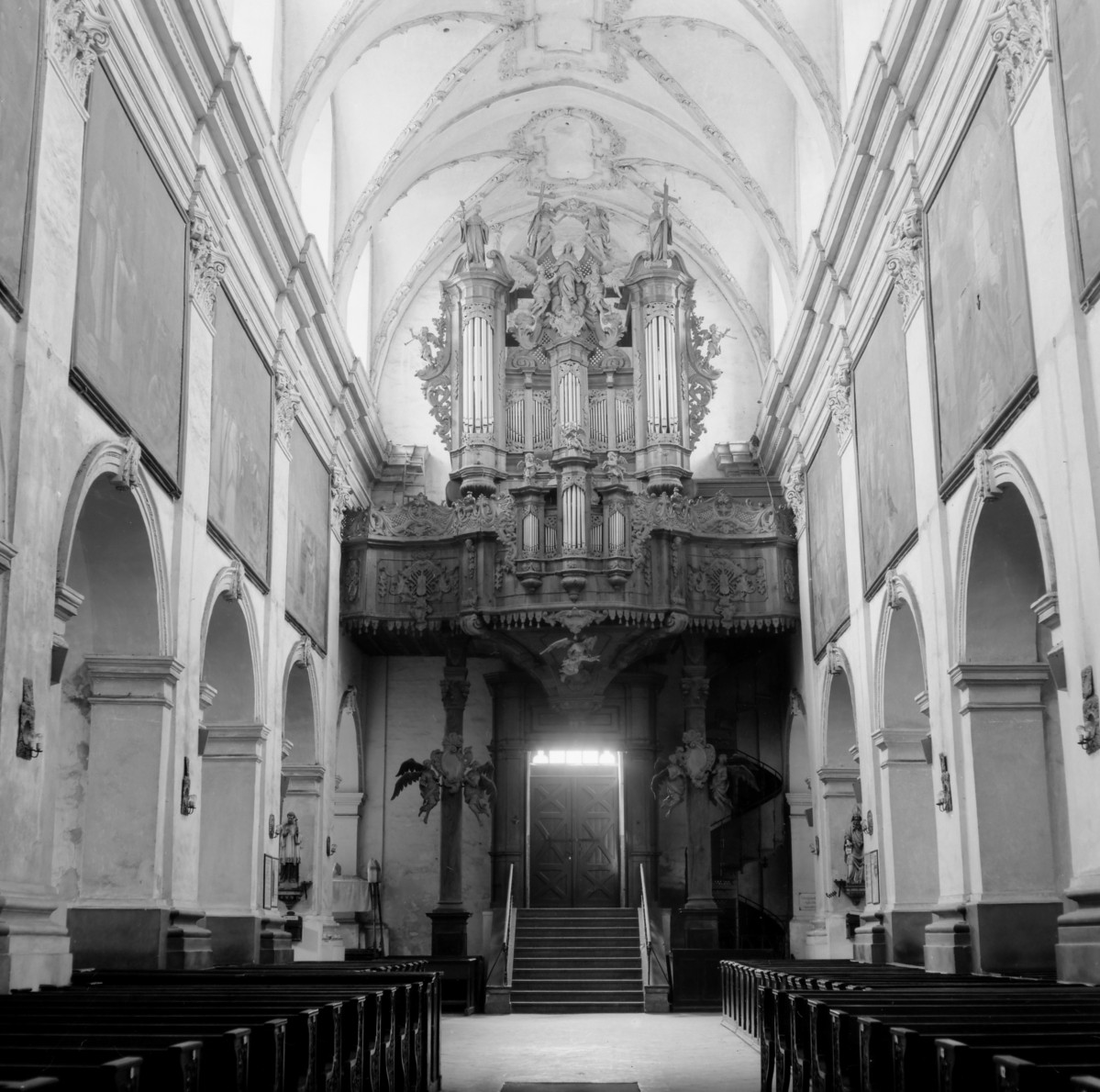 Bazyliki Wniebowzięcia NMP - wnętrze: chór muzyczny i prospekt organowy, sklepienie, skan 1