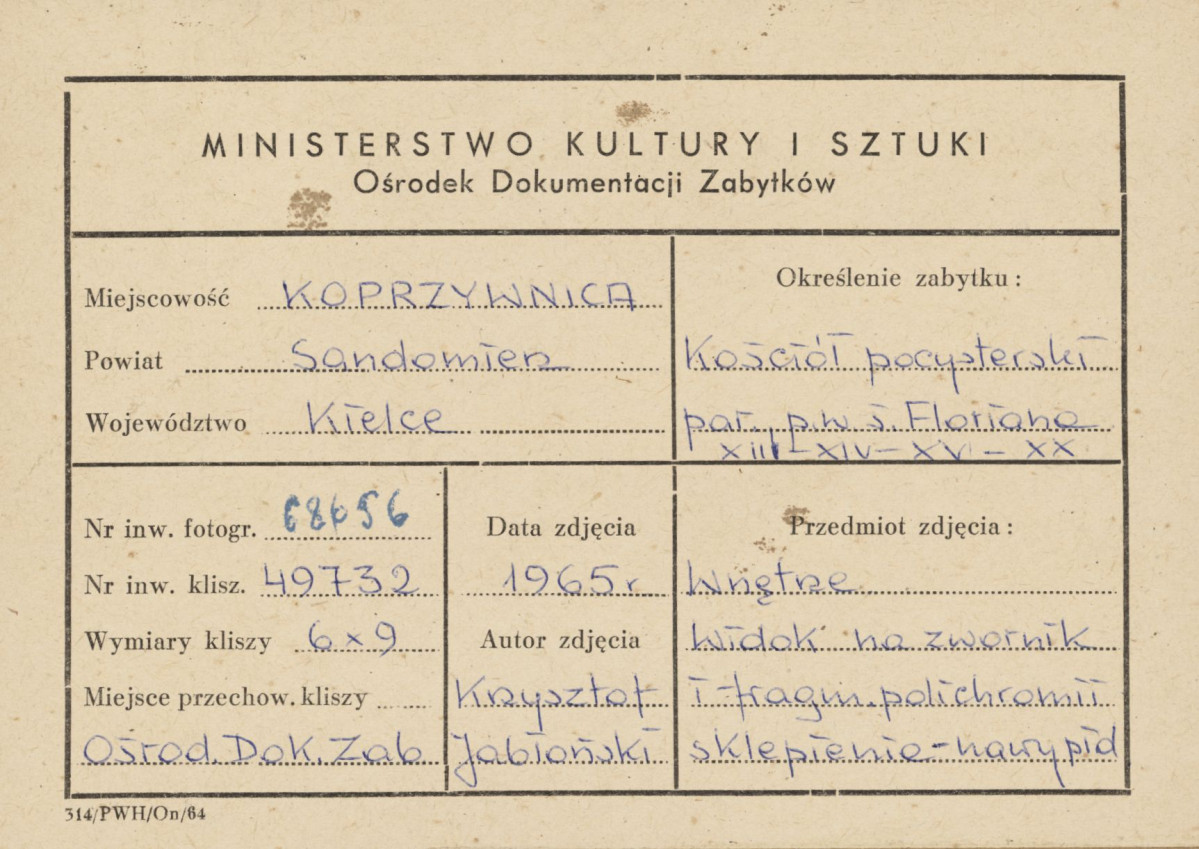 Zespół klasztorny - kościół, wnętrze , widok na zwornik i fragment polichromii na sklepieniu nawy bocznej płd. - metryczka, skan 1
