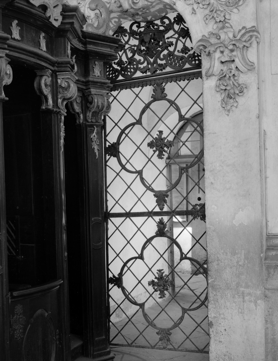klasztor Benedyktynek - kościół pw. Wniebowzięcia Najświętszej Maryi Panny - wnętrze - kruchta - krata portalu, skan 1