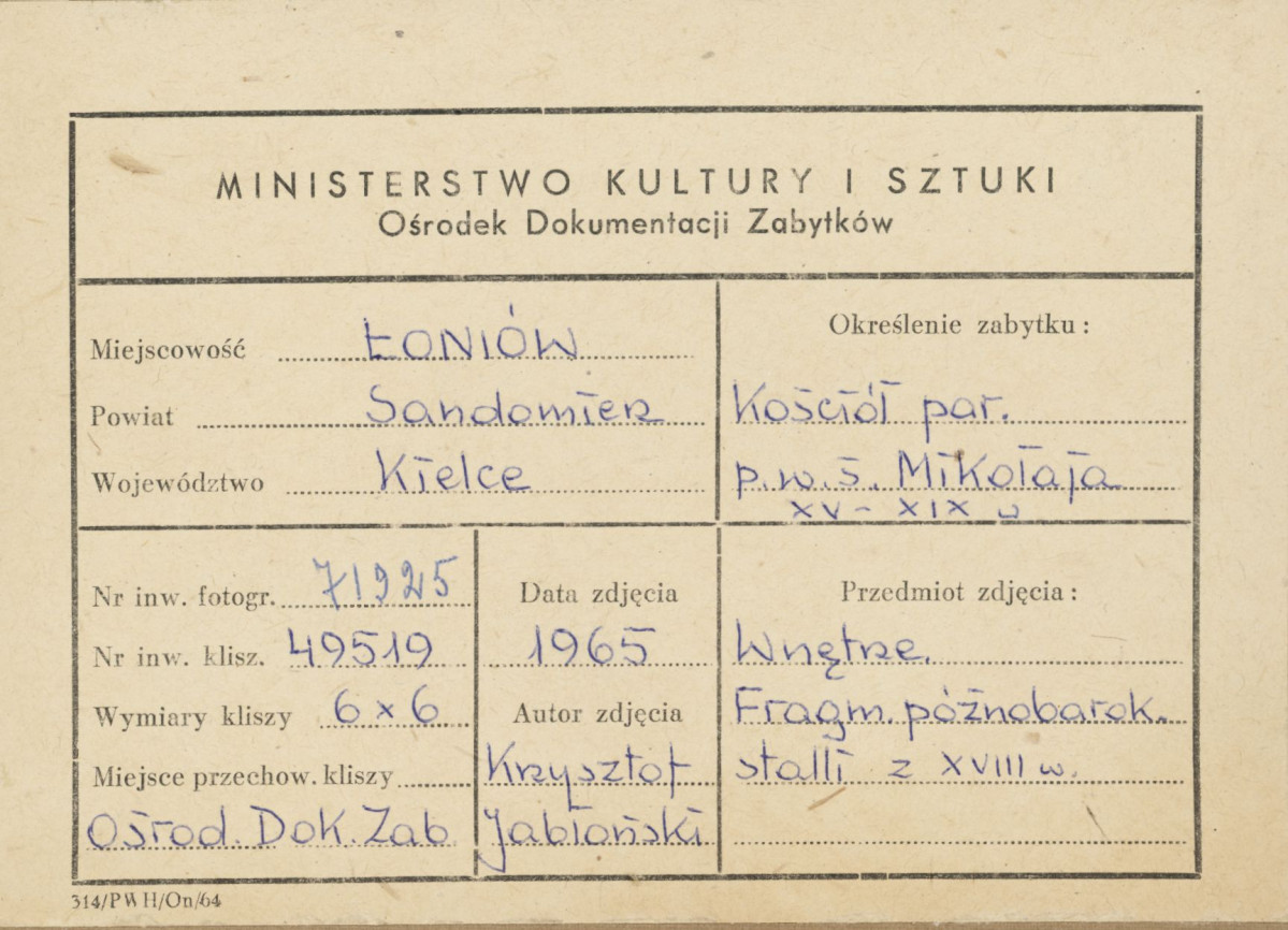 Kościół parafialny - wnętrze, stalle, fragment zaplecka z obrazami - metryczka


, skan 1