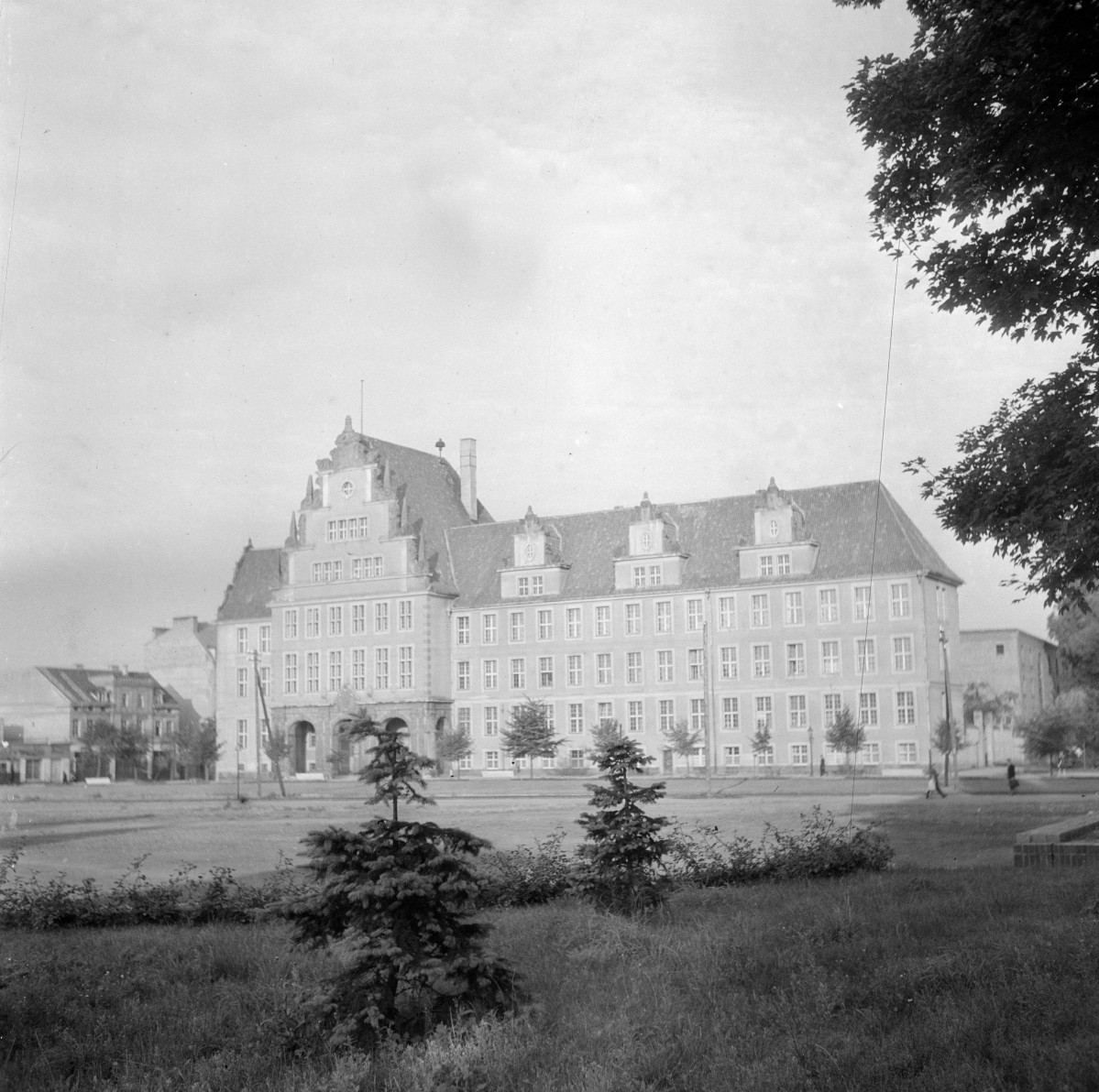 budynek sądu, Sąd Wojewózki - elewacja, skan 1
