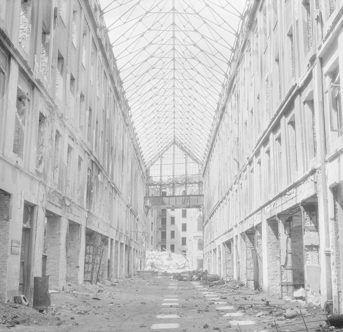 Galeria Luxemburga. Wnętrze. Pokazuje uliczkę pomiędzy budynkami, która była nakryta szklanym dachem. , skan 1