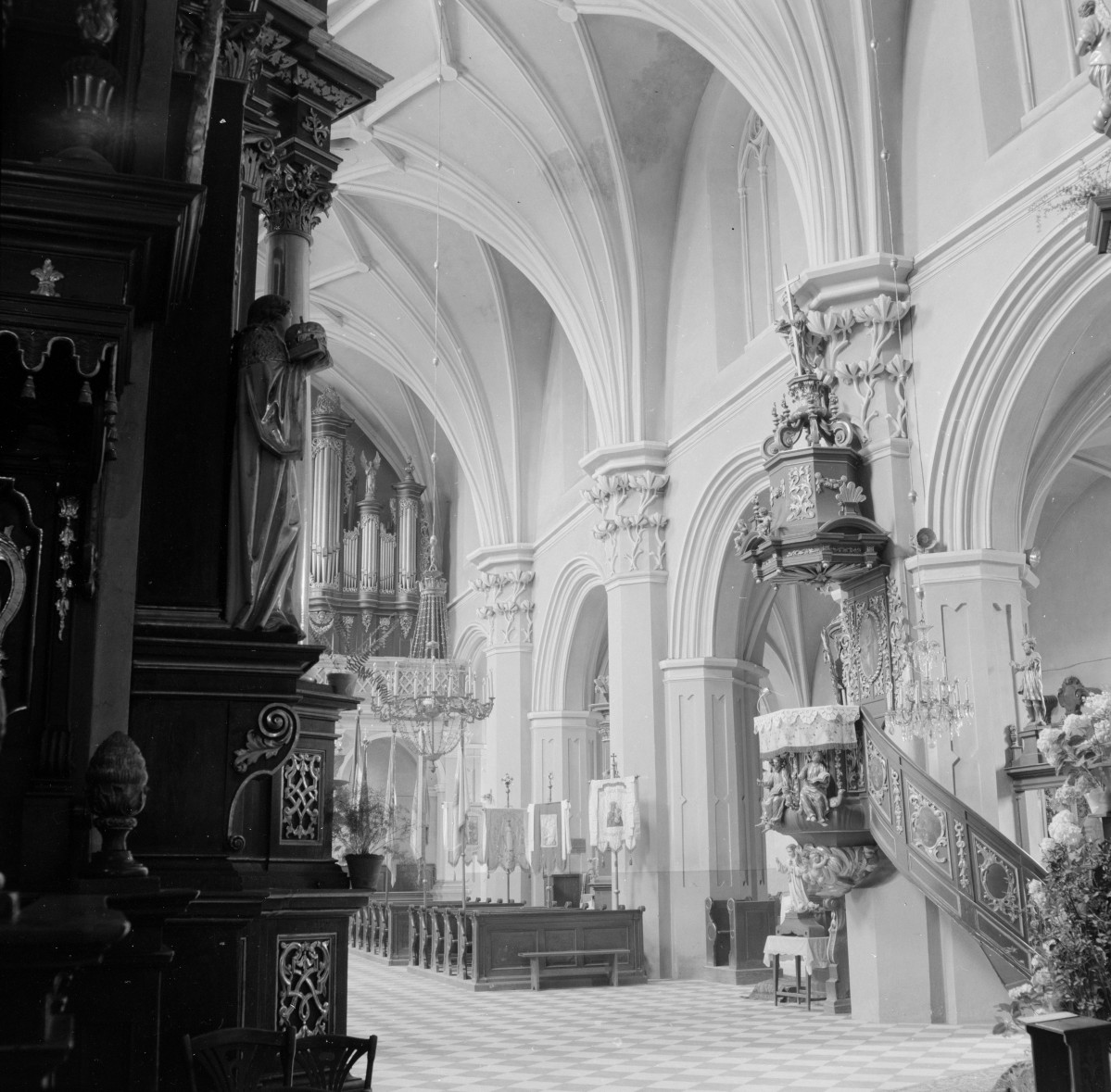 klasztor Bożogrobowców - kościół pw. Ducha Świętego - wnętrze - nawa główna - organy, skan 1