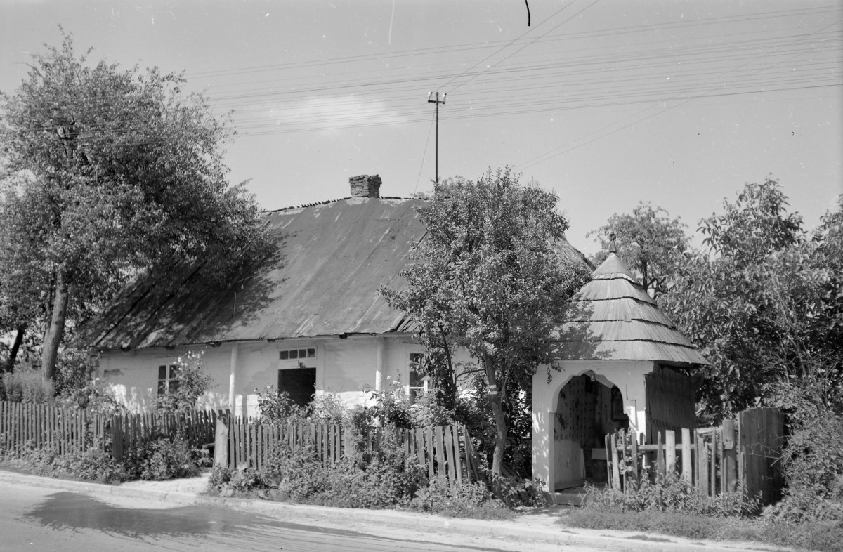 kapliczka drewniana i chałupa - widok ogólny, skan 1