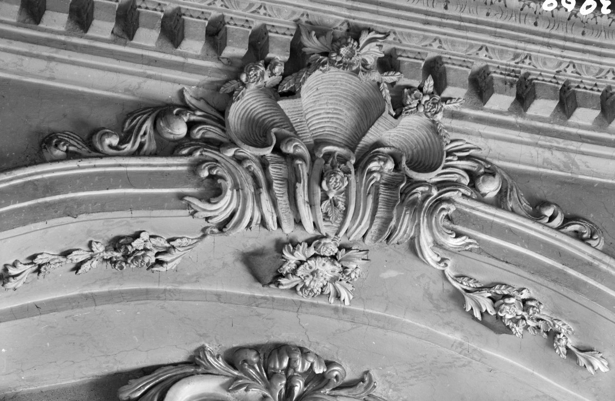 Katedra pw. Wniebowzięcia Najświętszej Marii Panny - wnętrze - kaplica Łubieńskich, ściana wschodnia, dekoracja stiukowa nad ołtarzem, skan 1