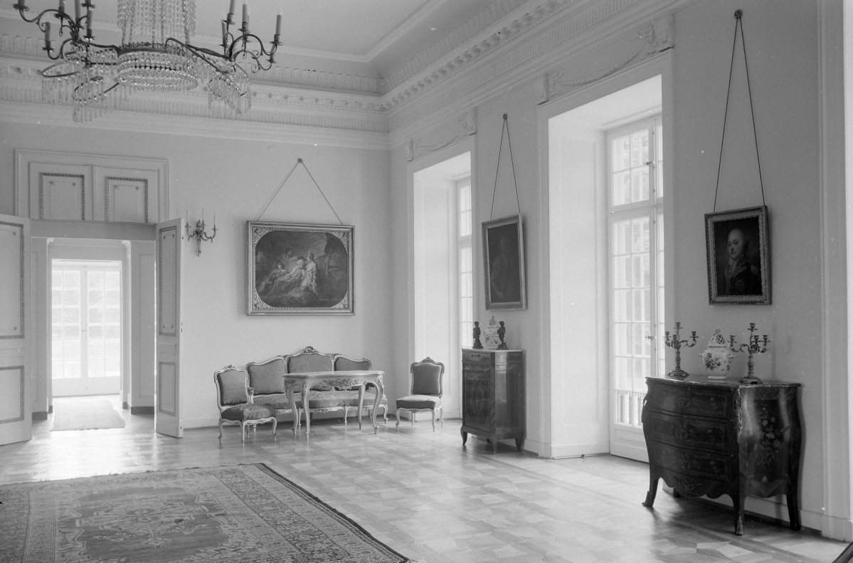 Pałac - wnętrze: Sala Mauretańska zwana Marmurową. Widok ogólny z meblami i sztukaterią., skan 1