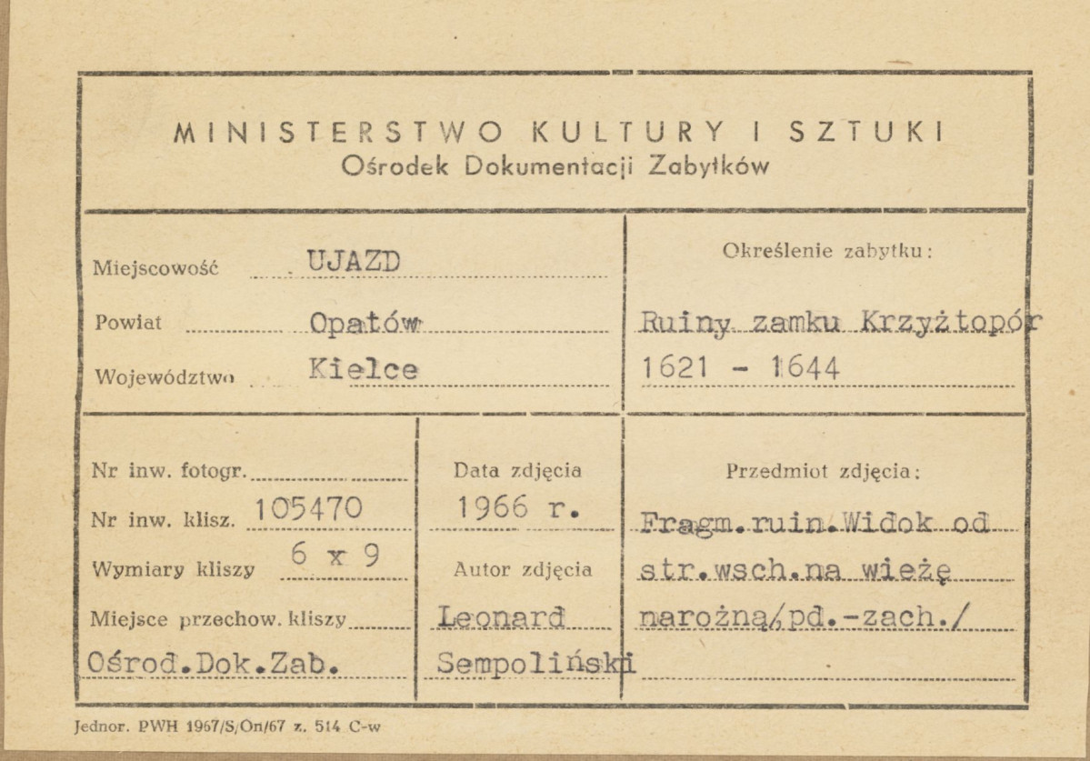 Ruiny zamku  Krzyżtopór  -  widok od strony wsch. na płd. - zach. wieżę narożną - metryczka, skan 1